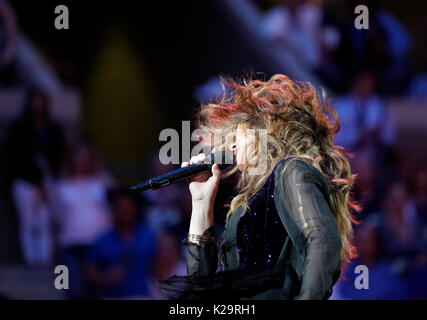 New York, Stati Uniti. 28 Agosto, 2017. Shania Twain esegue durante la cerimonia di apertura a US Open Championships day 1 a Billie Jean King centro Tennis di credito: Lev Radin/Pacific Press/Alamy Live News Foto Stock