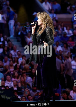 New York, Stati Uniti. 28 Agosto, 2017. Shania Twain esegue durante la cerimonia di apertura a US Open Championships day 1 a Billie Jean King centro Tennis di credito: Lev Radin/Pacific Press/Alamy Live News Foto Stock