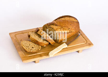 Pane di segale con cereali sul tavolo di legno Foto Stock