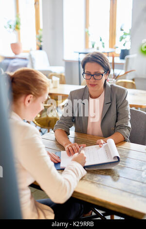 Mettere la firma in contratto Foto Stock