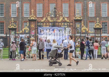 Londra, Regno Unito. Il 29 agosto, 2017. I membri del pubblico e i turisti pagare loro il rispetto con omaggi floreali al di fuori del Palazzo di Kensington con due giorni prima per il ventesimo anniversario della morte della Principessa Diana che divenne affettuosamente noto come popolo della Principessa è stata tragicamente ucciso in un fatale incidente di auto a Parigi il 31 agosto 1997. Credito: amer ghazzal/Alamy Live News Foto Stock