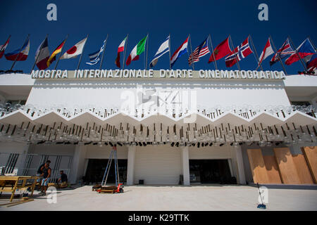 Venezia, Italia. Il 29 agosto, 2017. I membri dello staff lavorano prima dell'inizio della 74a Venice International Film Festival, a Venezia, Italia, il 29 agosto, 2017. 74a Mostra del Cinema di Venezia darà il via al Lido di Venezia il 30 agosto e si protrarranno fino sett. 9. Credito: Jin Yu/Xinhua/Alamy Live News Foto Stock