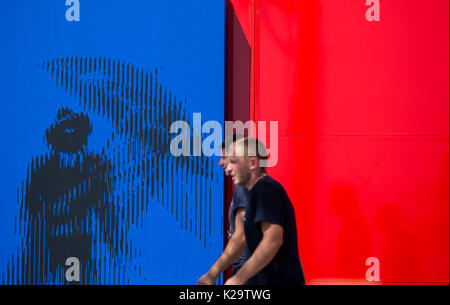 Venezia, Italia. Il 29 agosto, 2017. Lavoratori a piedi passato la locandina ufficiale della 74a Venice International Film Festival, a Venezia, Italia, il 29 agosto, 2017. 74a Mostra del Cinema di Venezia darà il via al Lido di Venezia il 30 agosto e si protrarranno fino sett. 9. Credito: Jin Yu/Xinhua/Alamy Live News Foto Stock