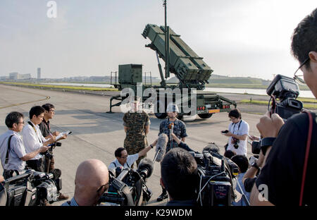 Iwakuni, Giappone. Il 29 agosto, 2017. Stati Uniti Marine Corps Lt. Col. Robert Vuolo, sinistra e giapponese Aria forza di autodifesa Lt. Col. Kotaro Hyodo, breve media sui missili Patriot deployment training presso gli ICM Iwakuni Agosto 29, 2017 in Iwakuni, Yamaguchi, Giappone. La distribuzione segue il lancio di un nord coreano missile balistico test che è volato oltre il Giappone del 28 agosto. Credito: Planetpix/Alamy Live News Foto Stock