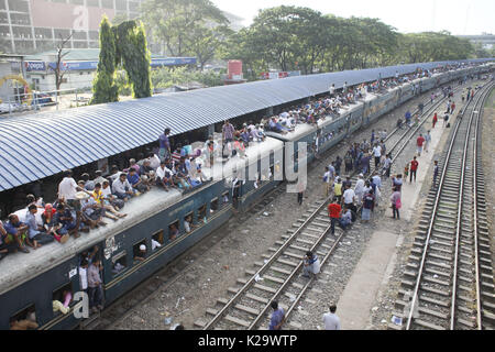 Dacca in Bangladesh. Il 29 agosto, 2017. Segregati in casa del Bangladesh persone sedersi sulla sommità del treno come testa di essi per la loro città di appartenenza in anticipo della vacanza musulmana di Eid al-Adha, a Dhaka, nel Bangladesh. Credito: Suvra Kanti Das/ZUMA filo/Alamy Live News Foto Stock