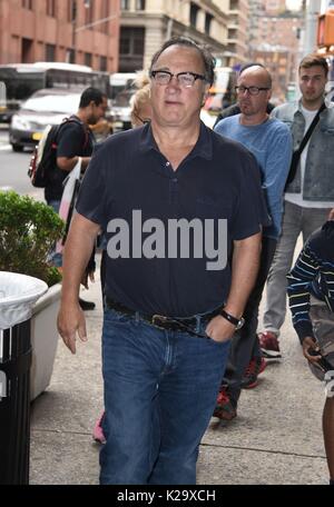 New York, NY, STATI UNITI D'AMERICA. Il 29 agosto, 2017. Jim Belushi fuori e circa per celebrità Candids - MER, New York, NY Agosto 29, 2017. Credito: Derek Storm/Everett raccolta/Alamy Live News Foto Stock