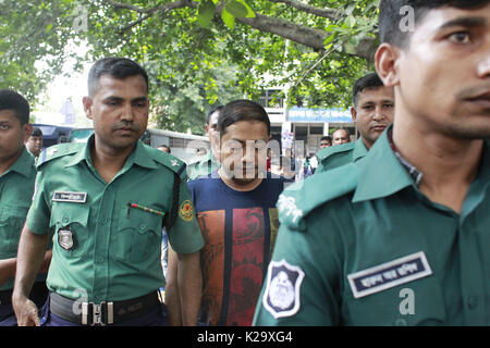 Dacca in Bangladesh. Il 29 agosto, 2017. Sicurezza del Bangladesh personale escort Sohel Rana, proprietario del crollo di una rana Plaza edificio, dopo una corte aspetto a Dhaka il 29 agosto 2017. Un Bangladesh corte su agosto 29 imprigionato la Rana Plaza proprietario per tre anni per un trapianto, la prima di molte accuse contro di lui dopo la Fabbrica di Indumento complesso crollato nel 2013 e ha ucciso più di 1.134 persone. Credito: Suvra Kanti Das/ZUMA filo/Alamy Live News Foto Stock