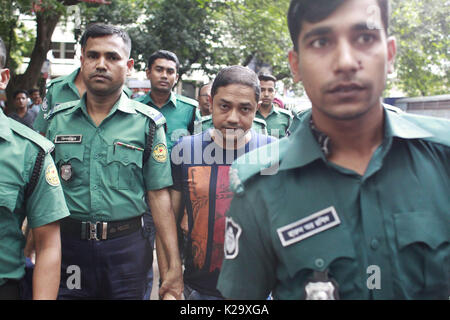 Dacca in Bangladesh. Il 29 agosto, 2017. Sicurezza del Bangladesh personale escort Sohel Rana, proprietario del crollo di una rana Plaza edificio, dopo una corte aspetto a Dhaka il 29 agosto 2017. Un Bangladesh corte su agosto 29 imprigionato la Rana Plaza proprietario per tre anni per un trapianto, la prima di molte accuse contro di lui dopo la Fabbrica di Indumento complesso crollato nel 2013 e ha ucciso più di 1.134 persone. Credito: Suvra Kanti Das/ZUMA filo/Alamy Live News Foto Stock