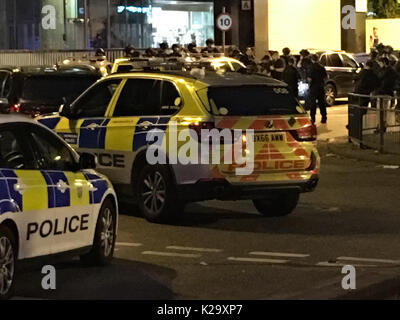 Euston, UK. Il 29 agosto, 2017. A circa 7.40pm stasera un esplosione di e-sigaretta accesa in una sacca di passeggeri sul piazzale della stazione di Euston. L'esplosione e il rilascio di fumo provocato panico e la immediata evacuazione della stazione di Euston e la Bomb Squad furono chiamati. Un ampia sezione di Euston road è stato chiuso anche portare il traffico delle ore di punta del traffico a un arresto. Credito: Michael Preston/Alamy Live News Foto Stock