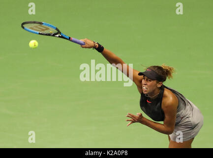 New York, Stati Uniti d'America. Il 29 agosto, 2017. Madison chiavi del Stati Uniti serve durante la singolare femminile match di primo turno contro Elise Mertens del Belgio al 2017 US Open Tennis nel torneo di New York, gli Stati Uniti, il 29 agosto 2017. Credito: Wang Ying/Xinhua/Alamy Live News Foto Stock