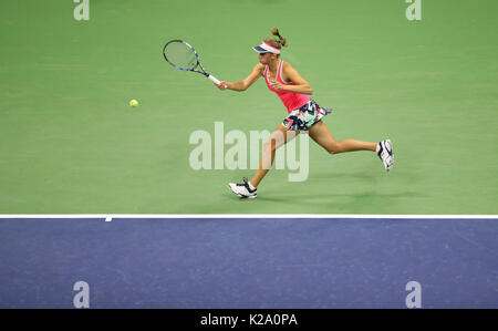 New York, Stati Uniti d'America. Il 29 agosto, 2017. Elise Mertens del Belgio reagisce durante le donne singoli match di primo turno contro Madison chiavi degli Stati Uniti in 2017 US Open Tennis nel torneo di New York, gli Stati Uniti, il 29 agosto 2017. Credito: Wang Ying/Xinhua/Alamy Live News Foto Stock