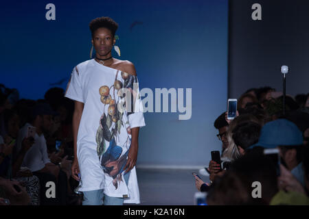 Sao Paulo, Brasile. Il 29 agosto, 2017. Un modello di passeggiate in Lab pista di SPFW N44 Inverno 2018 Il 29 agosto 2017 a Sao Paulo, Brasile. Credito: Brasile Photo Press/Alamy Live News Foto Stock