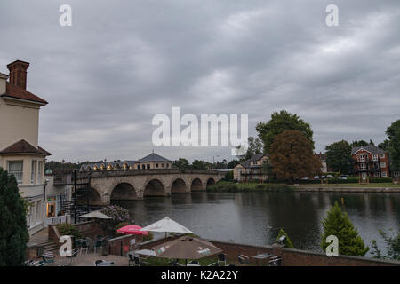 Maidenhead, Buckinghamshire, UK. Il 30 agosto 2017. Meteo REGNO UNITO: Early Morning nube su Maidenhead. Maidenhead Bridge è un grado che ho elencato la portante a ponte la A4 strada sopra il fiume Tamigi tra Maidenhead, Berkshire e Taplow, Buckinghamshire, Inghilterra. Esso attraversa il Tamigi Foto Stock