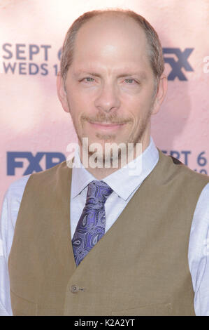 Los Angeles, CA, Stati Uniti d'America. Il 29 agosto, 2017. 29 Agosto 2017 - Los Angeles, California - Stephen Falk. La FXX ''Sei il peggiore'' stagione quattro Premiere detenute presso il Museo di gelato di Los Angeles. Photo credit: Birdie Thompson/AdMedia Credito: Birdie Thompson/AdMedia/ZUMA filo/Alamy Live News Foto Stock