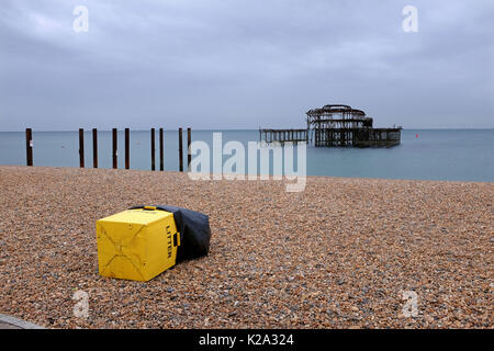 Brighton, Regno Unito. Il 30 agosto, 2017. Un cupo cool mattina sulla spiaggia di Brighton dal Molo Ovest con temperature che scende di oltre dieci gradi dopo il recente caldo nel Sud Est della Gran Bretagna Credito: Simon Dack/Alamy Live News Foto Stock