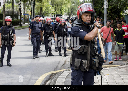 Kuala Lumpur, Malesia. Il 30 agosto, 2017. La luce Strike Force (LSF) della polizia malese stand guardie al di fuori del Myanmar embassy durante una manifestazione di protesta contro la per la persecuzione del Myanmar è musulmana Rohingya di Kuala Lumpur in Malesia il 30 agosto 2017. Credito: Chris Jung/ZUMA filo/Alamy Live News Foto Stock