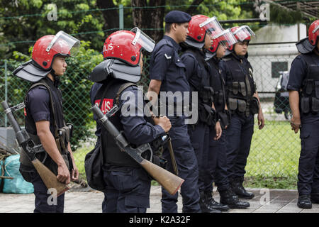 Kuala Lumpur, Malesia. Il 30 agosto, 2017. La luce Strike Force (LSF) della polizia malese stand guardie al di fuori del Myanmar embassy durante una manifestazione di protesta contro la per la persecuzione del Myanmar è musulmana Rohingya di Kuala Lumpur in Malesia il 30 agosto 2017. Credito: Chris Jung/ZUMA filo/Alamy Live News Foto Stock