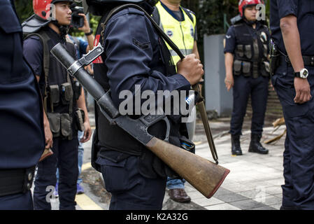 Kuala Lumpur, Malesia. Il 30 agosto, 2017. La luce Strike Force (LSF) della polizia malese stand guardie al di fuori del Myanmar embassy durante una manifestazione di protesta contro la per la persecuzione del Myanmar è musulmana Rohingya di Kuala Lumpur in Malesia il 30 agosto 2017. Credito: Chris Jung/ZUMA filo/Alamy Live News Foto Stock