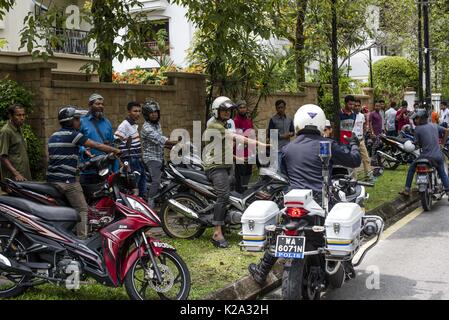 Kuala Lumpur, Malesia. Il 30 agosto, 2017. La luce Strike Force (LSF) della polizia malese stand guardie al di fuori del Myanmar embassy durante una manifestazione di protesta contro la per la persecuzione del Myanmar è musulmana Rohingya di Kuala Lumpur in Malesia il 30 agosto 2017. Credito: Chris Jung/ZUMA filo/Alamy Live News Foto Stock