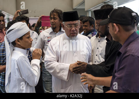 Kuala Lumpur, Malesia. Il 30 agosto, 2017. MOHD AZMI Abdul Hamid(59, centro) che presidente della ONG MAPIM nella foto durante una manifestazione di protesta di contro per la persecuzione del Myanmar è musulmana Rohingya di Kuala Lumpur in Malesia il 30 agosto 2017. Credito: Chris Jung/ZUMA filo/Alamy Live News Foto Stock