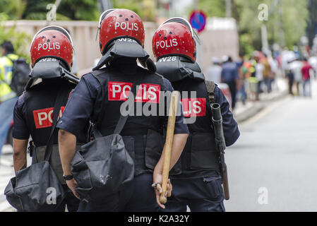 Kuala Lumpur, Malesia. Il 30 agosto, 2017. La luce Strike Force (LSF) della polizia malese stand guardie al di fuori del Myanmar embassy durante una manifestazione di protesta contro la per la persecuzione del Myanmar è musulmana Rohingya di Kuala Lumpur in Malesia il 30 agosto 2017. Credito: Chris Jung/ZUMA filo/Alamy Live News Foto Stock