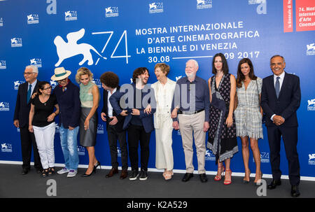 Venezia, Italia. Il 30 agosto, 2017. Biennale di Venezia il Presidente Paolo Baratta (1L) e i membri della giuria della 74a edizione del Festival del Cinema di Venezia Ildiko Enyedi, Yonfan, Jasmine Trinca, Michel Franco, Edgar Wright, Annette Bening (presidente della giuria), David Stratton, Rebecca Hall, Anna Mouglalis e il Festival del Cinema di Venezia Direttore Alberto Barbera (da 2L a R) posano per una foto di famiglia della giuria photocall durante la 74a Mostra del Cinema di Venezia a Venezia, Italia, il 30 agosto, 2017. La 74a edizione del Festival del Cinema di Venezia ha dato dei calci a fuori il mercoledì. Credito: Jin Yu/Xinhua/Alamy Live News Foto Stock