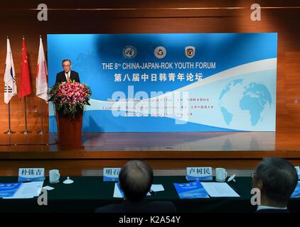 Pechino, Cina. Il 30 agosto, 2017. Park Soo-Gil, Presidente della Federazione Mondiale delle Nazioni Unite Associazioni, parla durante l'ottava Cina-Giappone-ROC Forum della Gioventù tenutasi a Pechino, capitale della Cina, il 30 agosto 2017. Credito: Chen Yehua/Xinhua/Alamy Live News Foto Stock