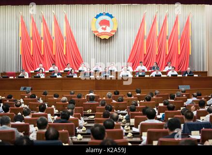 Pechino, Cina. Il 30 agosto, 2017. Yu Zhengsheng, presidente del Comitato nazionale del la Conferenza consultiva politica del popolo cinese (Cpcpc), parla alla ventiduesima riunione del comitato permanente del XII CPCPC Comitato nazionale a Pechino, in Cina, il 30 agosto 2017. La riunione si è chiusa il mercoledì. Credito: Li Tao/Xinhua/Alamy Live News Foto Stock