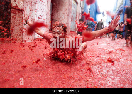 Bunol, Spagna. Il 30 agosto, 2017. L'annuale "Tomatina', pomodoro lotta fiesta, nel villaggio di Buñol, Valencia, Spagna, mercoledì, il 30 agosto 2017. Credito: Gtres Información más Comuniación on line,S.L./Alamy Live News Foto Stock