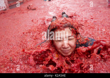 Bunol, Spagna. Il 30 agosto, 2017. L'annuale "Tomatina', pomodoro lotta fiesta, nel villaggio di Buñol, Valencia, Spagna, mercoledì, il 30 agosto 2017. Credito: Gtres Información más Comuniación on line,S.L./Alamy Live News Foto Stock