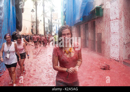 Bunol, Spagna. Il 30 agosto, 2017. L'annuale "Tomatina', pomodoro lotta fiesta, nel villaggio di Buñol, Valencia, Spagna, mercoledì, il 30 agosto 2017. Credito: Gtres Información más Comuniación on line,S.L./Alamy Live News Foto Stock