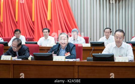 Pechino, Cina. Il 30 agosto, 2017. Yu Zhengsheng (C, anteriore), presidente del Comitato nazionale del la Conferenza consultiva politica del popolo cinese (Cpcpc), parla alla ventiduesima riunione del comitato permanente del XII CPCPC Comitato nazionale a Pechino, in Cina, il 30 agosto 2017. La riunione si è chiusa il mercoledì. Credito: Li Tao/Xinhua/Alamy Live News Foto Stock