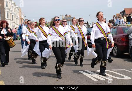 Il nuovo esperance morris ballerini eseguono durante la sfilata sulla West Hill al jack nel festival verdi in Hastings, in Inghilterra il 5 maggio 2014. Foto Stock