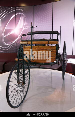 Benz Patent Motor Car modello 1 (1886), Mercedes-Benz World, Brooklands, Weybridge, Surrey, Inghilterra, Gran Bretagna, Regno Unito, Regno Unito, Europa Foto Stock