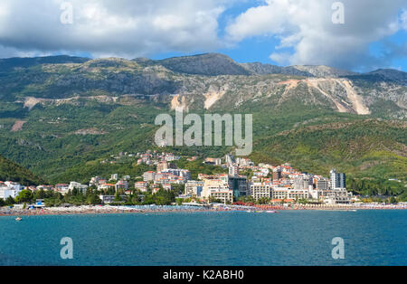 Montenegro Becici, vista dal mare per le spiagge e gli alberghi della Riviera di Budva nella località di Becici Foto Stock