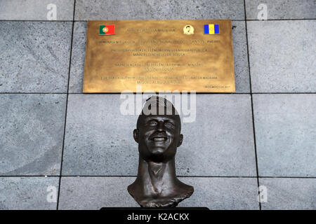 Una vista generale del Cristiano Ronaldo statua al Cristiano Ronaldo dall'Aeroporto Internazionale di Madeira Foto Stock