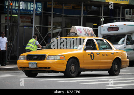 New York City Ford Crown Victoria Taxi nel centro di Manhattan Foto Stock