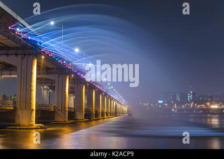 Seoul città skyline e Fontana al ponte di Banpo, Seoul, Corea del Sud Foto Stock