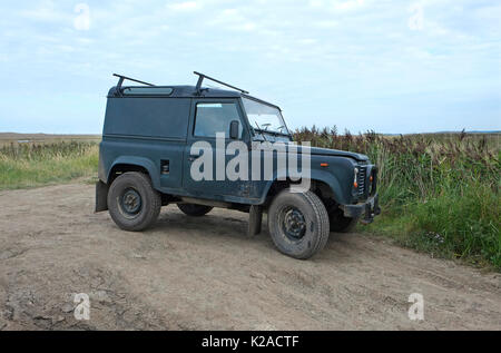 Land Rover parcheggiato su sterrato, cley, North Norfolk, Inghilterra Foto Stock