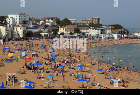 Le persone godono di un clima caldo e sulla spiaggia di Broadstairs Kent. Foto Stock