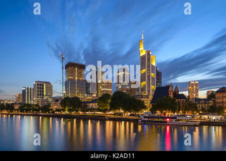 Notte di Francoforte skyline della città al quartiere degli affari, Francoforte, Germania Foto Stock