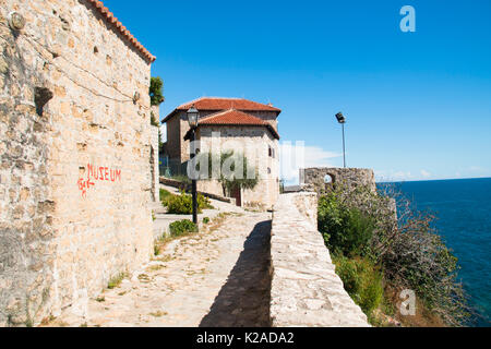 Le pittoresche stradine del centro storico di Ulcinj in Montenegro Foto Stock