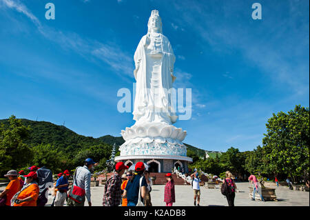 Signora Buddha, Linh Ung Pagoda, Lady Tempio del Buddha, Da Nang, Vietnam. Signora Buddha, il più alto statua del Buddha in Vietnam, sorge a 67 metri (220 F Foto Stock