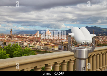 Vista panoramica della città vecchia di Firenze dal ponte di osservazione con un binocolo turistica su di esso Foto Stock