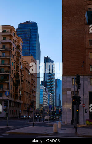 Vista dei grattacieli di Milano dalla strada successiva la sera senza persone. Foto Stock