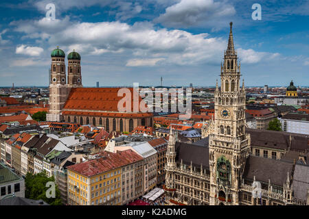 Skyline della città con la cattedrale Frauenkirche e nuovo municipio o Neues Rathaus, Monaco di Baviera, Germania Foto Stock