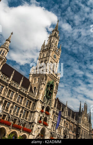 Nuovo municipio o Neues Rathaus, Marienplatz Monaco di Baviera, Germania Foto Stock