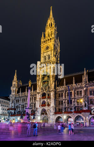 Vista notturna del nuovo municipio o Neues Rathaus, Marienplatz Monaco di Baviera, Germania Foto Stock