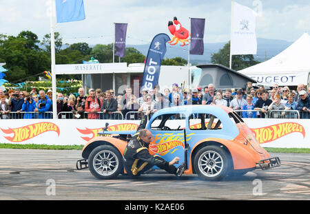 Le Hot Wheels rendono epico tour gare in Nord CarFest dotate: Stuntman Terry Grant completa azione audaci acrobazie in una vita-size Hot Wheels auto durante la sfilata a CarFest Nord dove: Chester, Regno Unito quando: 29 lug 2017 Credit: WENN.com Foto Stock