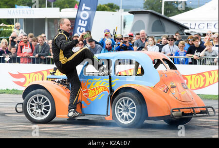 Le Hot Wheels rendono epico tour gare in Nord CarFest dotate: Stuntman Terry Grant completa azione audaci acrobazie in una vita-size Hot Wheels auto durante la sfilata a CarFest Nord dove: Chester, Regno Unito quando: 29 lug 2017 Credit: WENN.com Foto Stock